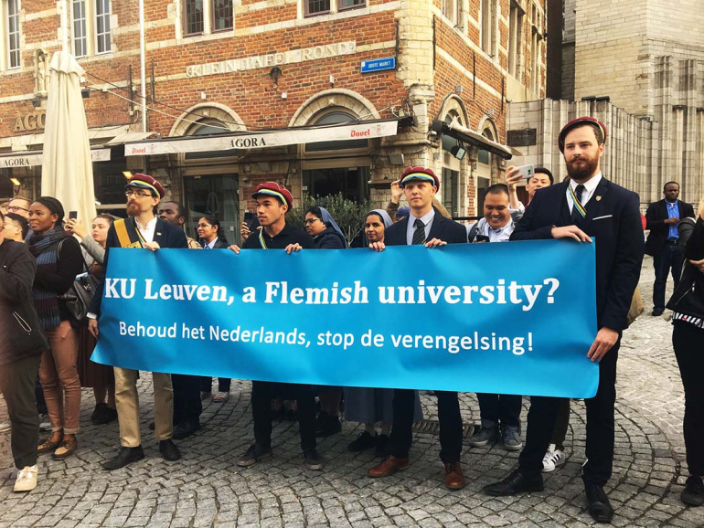 Actie van het KVHV tegen de verengelsing van de KU Leuven tijdens de opening van het academiejaar, 23 september 2019. (KVHV-Leuven)